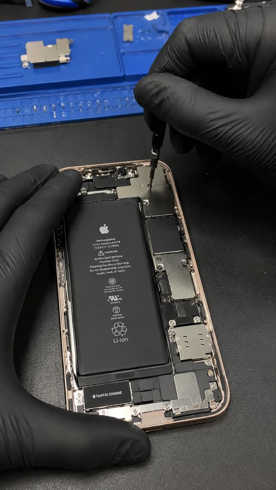 Technicien ZMD Phone remplaçant une batterie avec son matériel